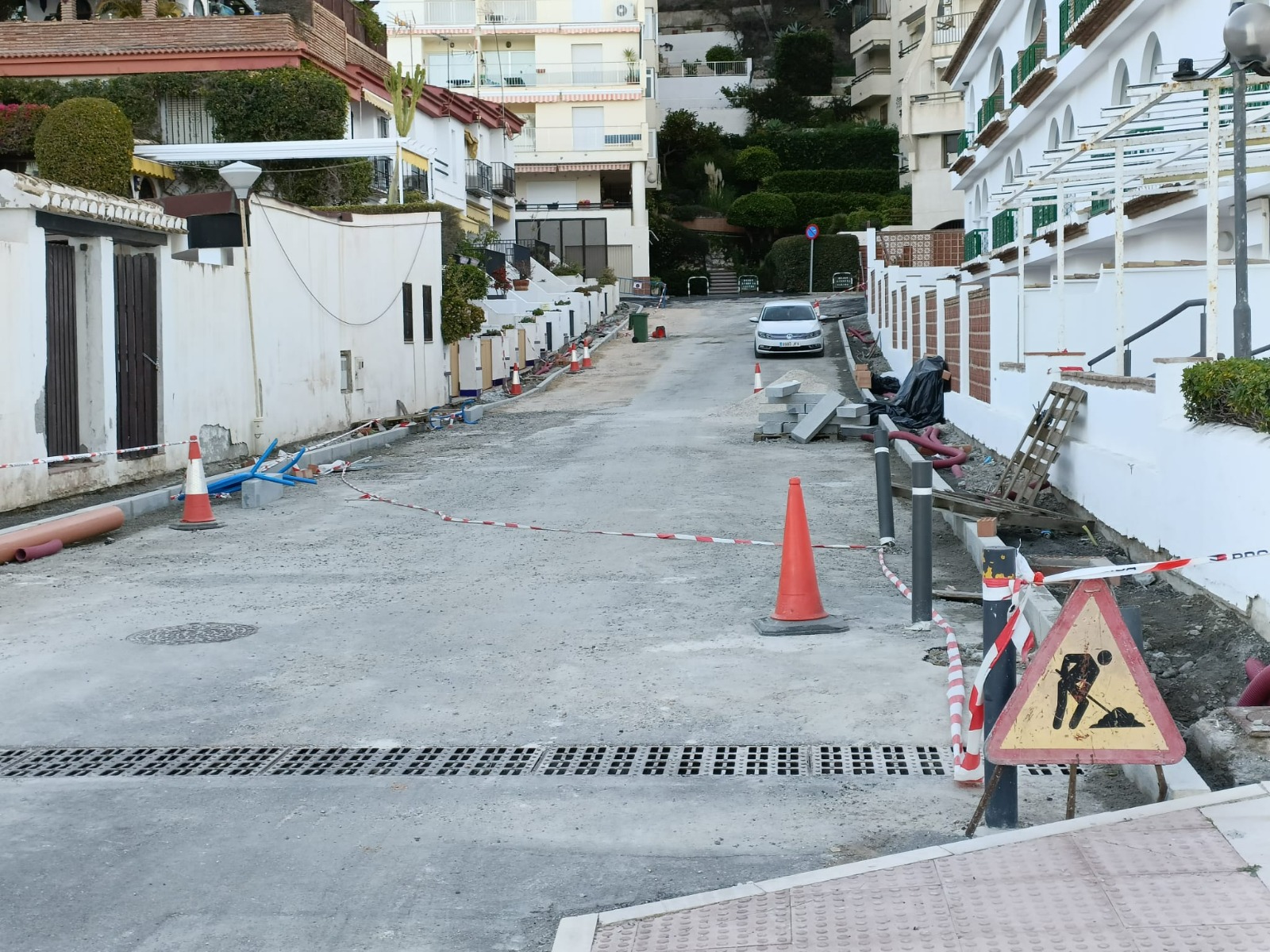 La Herradura mejora el pavimento urbanización y alumbrado de la calle Olmo con una inversión de unos 40.000 euros .